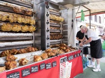 Pollos enteros en la parrilla para la venta en mercado en la ciudad francesa de Besanzón foto de archivo Pollos enteros en la parrilla para la venta en mercado en la ciudad francesa de Besanzón foto de archivo