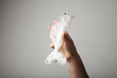 Pollution d'oc?an par des d?chets de m?nage Le probl?me des sachets en plastique jetables Un sac sous forme de poisson photos stock Pollution d'oc?an par des d?chets de m?nage Le probl?me des sachets en plastique jetables Un sac sous forme de poisson photos stock