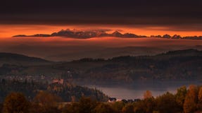 Polonia, Autumn Morning Salida del sol épica sobre las montañas de Tatry: Ver Imagenes de archivo Polonia, Autumn Morning Salida del sol épica sobre las montañas de Tatry: Ver Imagenes de archivo