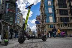 Polonia, Wroclaw, el 3 de mayo de 2019 - vespa moderna del retroceso eléctrico en la ciudad de Wroclaw concepto alternativo del t foto de archivo Polonia, Wroclaw, el 3 de mayo de 2019 - vespa moderna del retroceso eléctrico en la ciudad de Wroclaw concepto alternativo del t foto de archivo