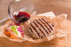 Polpetta casalinga della carne di maiale con vetro di vino rosso fotografia stock Polpetta casalinga della carne di maiale con vetro di vino rosso fotografia stock