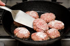 Polpette arrostite sulla padella nera immagine stock libera da diritti Polpette arrostite sulla padella nera immagine stock libera da diritti