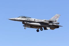 Polsk F-16DJ med conformal bränslebehållare royaltyfri bild Polsk F-16DJ med conformal bränslebehållare royaltyfri bild