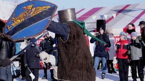 Poltava Ukraina, Januari 2017: Medeltida turnering och konkurrens mellan två starka riddare med stålsvärd Poltava Ukraina, Januari 2017: Medeltida turnering och konkurrens mellan två starka riddare med stålsvärd