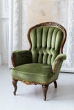 Poltrona d'annata nel colore verde Stile di rococò Fuoco selettivo immagine stock libera da diritti Poltrona d'annata nel colore verde Stile di rococò Fuoco selettivo immagine stock libera da diritti