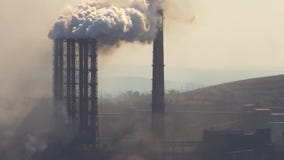 Poluição da atmosfera por uma empresa industrial da indústria metalúrgica Poluição da atmosfera por uma empresa industrial da indústria metalúrgica