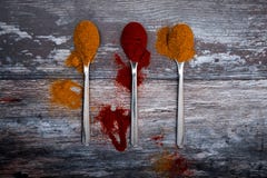 Polvere della spezia sui cucchiai sulla tavola di legno - curry e pepe immagine stock libera da diritti Polvere della spezia sui cucchiai sulla tavola di legno - curry e pepe immagine stock libera da diritti