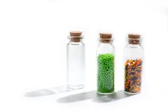 Polvo para la torta de Pascua en las botellas de cristal con la cubierta del corcho en el fondo blanco imagenes de archivo Polvo para la torta de Pascua en las botellas de cristal con la cubierta del corcho en el fondo blanco imagenes de archivo