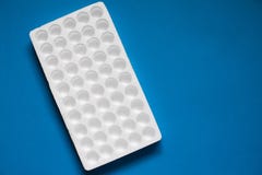 Polystyren för kontaktlinser i flaskor eller en andra små brytbara objekt som provrör på blå bakgrund arkivfoton Polystyren för kontaktlinser i flaskor eller en andra små brytbara objekt som provrör på blå bakgrund arkivfoton