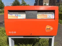 Pomarańczowa PostNL skrzynka pocztowa Obrazy Stock Pomarańczowa PostNL skrzynka pocztowa Obrazy Stock