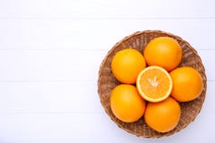 Pomarańczowa owoc w koszu na białym tle zdjęcie stock Pomarańczowa owoc w koszu na białym tle zdjęcie stock