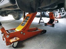 Pomarańczowe Hydrauliczne dźwigarki dla Samochodowej Remontowej usługa obrazy stock Pomarańczowe Hydrauliczne dźwigarki dla Samochodowej Remontowej usługa obrazy stock