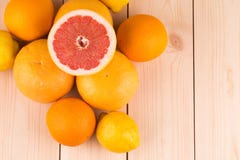 Pomelo con las rebanadas imágenes de archivo libres de regalías Pomelo con las rebanadas imágenes de archivo libres de regalías