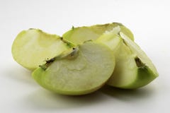 Pomme coupée en tranches sur le fond blanc photo stock Pomme coupée en tranches sur le fond blanc photo stock