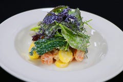 Pomme de terre de Ratte et salade de patate douce avec de la laitue photographie stock libre de droits Pomme de terre de Ratte et salade de patate douce avec de la laitue photographie stock libre de droits