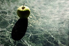 Pomme verte sur une table de marbre photo libre de droits Pomme verte sur une table de marbre photo libre de droits