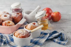 Pommes cuites au four avec de la cannelle et les noix, tasse de thé, desse d'automne images stock Pommes cuites au four avec de la cannelle et les noix, tasse de thé, desse d'automne images stock