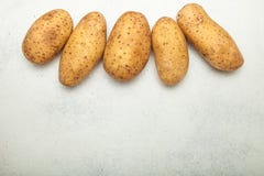 Pommes de terre organiques sur un fond blanc, l'espace vide pour le texte photos stock Pommes de terre organiques sur un fond blanc, l'espace vide pour le texte photos stock