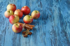 Pommes et épices - fruits juteux avec l'anis de cannelle et d'étoile photo libre de droits Pommes et épices - fruits juteux avec l'anis de cannelle et d'étoile photo libre de droits