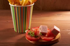 Pommes frites och ostsmörgås och tomat fotografering för bildbyråer Pommes frites och ostsmörgås och tomat fotografering för bildbyråer