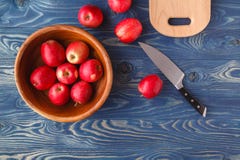 Pommes rouges mûres fraîches dans la cuvette image stock Pommes rouges mûres fraîches dans la cuvette image stock