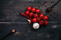 Pomodori con pepe e condimenti Ricette della salsa al pomodoro fotografie stock Pomodori con pepe e condimenti Ricette della salsa al pomodoro fotografie stock