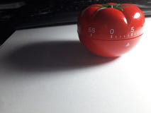 Pomodoro zegar - machinalny pomidor kształtował kuchennego zegar dla gotować lub studiować obraz royalty free Pomodoro zegar - machinalny pomidor kształtował kuchennego zegar dla gotować lub studiować obraz royalty free