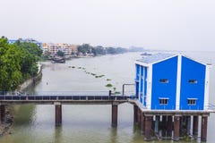 Pompa del fiume hooghly in fiume immagine stock libera da diritti Pompa del fiume hooghly in fiume immagine stock libera da diritti