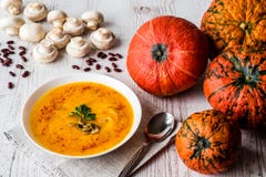 Pompoensoep met zaden en peterselie Veganistvoedsel royalty-vrije stock afbeeldingen Pompoensoep met zaden en peterselie Veganistvoedsel royalty-vrije stock afbeeldingen
