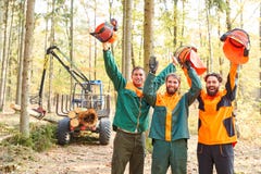 Pomyślne lumberjack drużyny otuchy przy drewnianym żniwem zdjęcie stock Pomyślne lumberjack drużyny otuchy przy drewnianym żniwem zdjęcie stock