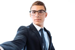 Pomyślny biznesmen w szkłach i kostiumu, bierze selfie z zdjęcie royalty free Pomyślny biznesmen w szkłach i kostiumu, bierze selfie z zdjęcie royalty free