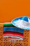 Poncho van de mariachi de blauwe Mexicaanse hoed van Charro serape stock fotografie Poncho van de mariachi de blauwe Mexicaanse hoed van Charro serape stock fotografie
