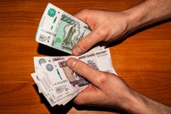 Ponowne przeliczenie rachunki w rękach Rosyjska waluta obrazy stock Ponowne przeliczenie rachunki w rękach Rosyjska waluta obrazy stock
