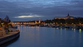 Pont Alexandre ΙΙΙ γέφυρα πέρα από το απλάδι ποταμών και τη στέγη γυαλιού του ` μεγάλο Palais ` στο Παρίσι τη νύχτα στοκ εικόνα Pont Alexandre ΙΙΙ γέφυρα πέρα από το απλάδι ποταμών και τη στέγη γυαλιού του ` μεγάλο Palais ` στο Παρίσι τη νύχτα στοκ εικόνα