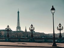 Pont Alexandre ΙΙΙ με τον πύργο του Άιφελ στοκ εικόνες Pont Alexandre ΙΙΙ με τον πύργο του Άιφελ στοκ εικόνες