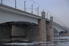 Pont au-dessus de la rivière avec les banquises de flottement photos stock Pont au-dessus de la rivière avec les banquises de flottement photos stock
