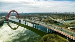 Pont câble-resté moderne de Zhivopisny de vue aérienne, Moscou image stock Pont câble-resté moderne de Zhivopisny de vue aérienne, Moscou image stock