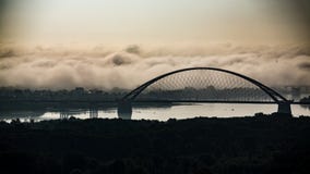 Pont dans le brouillard au lever de soleil image stock Pont dans le brouillard au lever de soleil image stock