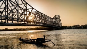 Pont de Howrah à l'heure de lever de soleil photo stock Pont de Howrah à l'heure de lever de soleil photo stock