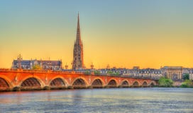 Pont de Pierre bridge and Saint Michel Basilica in Bordeaux, France royalty free stock photos Pont de Pierre bridge and Saint Michel Basilica in Bordeaux, France royalty free stock photos