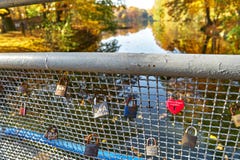 Pont des amants, balustrade avec des cadenas dans des couples d'amour photos stock Pont des amants, balustrade avec des cadenas dans des couples d'amour photos stock