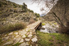 Pont en acier de poutre et de pierre dans les collines de la Corse images libres de droits Pont en acier de poutre et de pierre dans les collines de la Corse images libres de droits