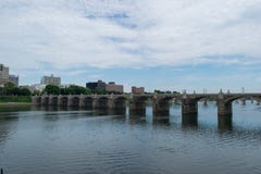 Pont en rue du marché à Harrisburg, Pennsylvanie image stock Pont en rue du marché à Harrisburg, Pennsylvanie image stock