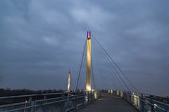 Pont Omaha Nebraska de pied de Bob Kerrey la nuit photographie stock Pont Omaha Nebraska de pied de Bob Kerrey la nuit photographie stock
