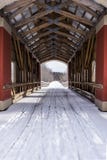 Ponte coperto di Snowy - Ohio orientale immagine stock Ponte coperto di Snowy - Ohio orientale immagine stock