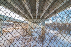 Ponte da autoestrada estadual do lado de baixo que vai sobre o rio de Minnesota ao sul das cidades geminadas - grandes linhas ret fotos de stock Ponte da autoestrada estadual do lado de baixo que vai sobre o rio de Minnesota ao sul das cidades geminadas - grandes linhas ret fotos de stock