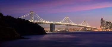Ponte da baía no crepúsculo imagem de stock Ponte da baía no crepúsculo imagem de stock
