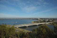 A ponte da estrada através da água conduz a ponte a uma ilha - estreitos em Perth sul fotos de stock royalty free A ponte da estrada através da água conduz a ponte a uma ilha - estreitos em Perth sul fotos de stock royalty free