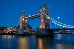 Ponte da torre no rio Tamisa em Londres, Inglaterra foto de stock Ponte da torre no rio Tamisa em Londres, Inglaterra foto de stock