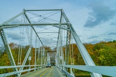 Ponte de balsa de Dingmans através do Rio Delaware nas montanhas de Poconos, conectando os estados de Pensilvânia e de New-jersey fotografia de stock royalty free Ponte de balsa de Dingmans através do Rio Delaware nas montanhas de Poconos, conectando os estados de Pensilvânia e de New-jersey fotografia de stock royalty free